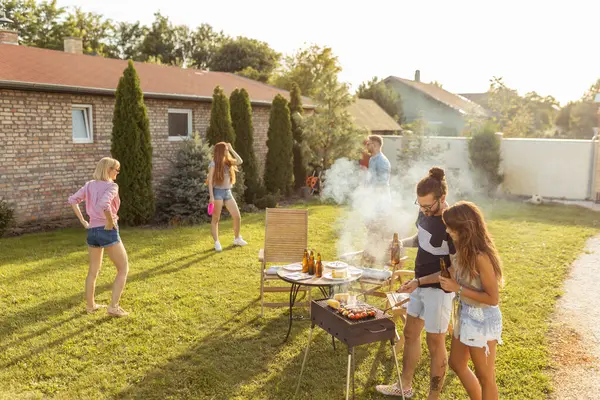 Group Friends Having Backyard Barbecue Party Grilling Meat Drinking Beer — Stock Photo, Image