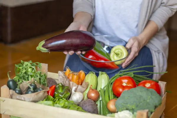 Femme Tenant Bol Prenant Des Légumes Frais Biologiques Pour Cuisiner — Photo