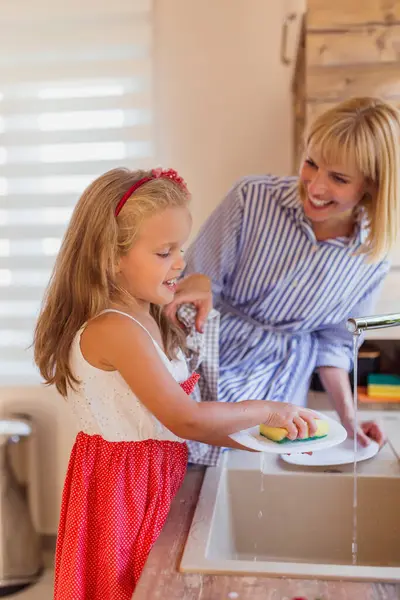 Beautiful Young Mother Having Fun Washing Dishes Kitchen Her Little — Stock Photo, Image