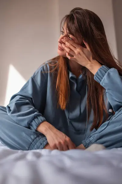 Üzgün Genç Bir Kadın Pijama Giyiyor Sabahları Yatakta Oturuyor Ağlarken — Stok fotoğraf