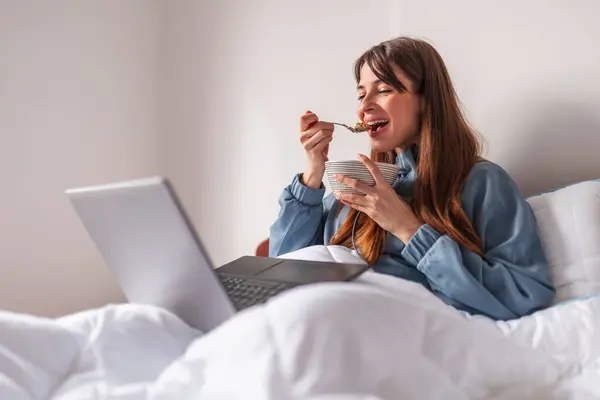 Mujer Joven Usando Pijamas Sentada Cama Por Mañana Desayunando Cama —  Fotos de Stock
