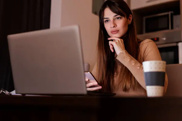 Frau Sitzt Homeoffice Schreibtisch Und Tippt Sms Mit Smartphone Während — Stockfoto