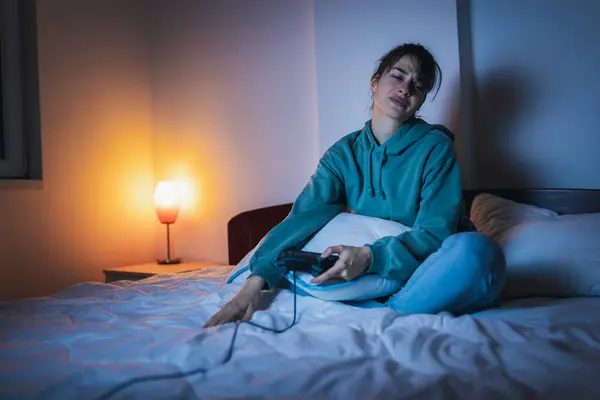 Vacker Ung Kvinna Bär Pyjamas Kul Hemma Spela Spel Sängen — Stockfoto
