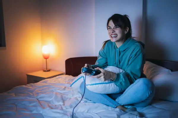 Mulher Bonita Vestindo Pijama Divertindo Jogando Videogames Cama Noite — Fotografia de Stock