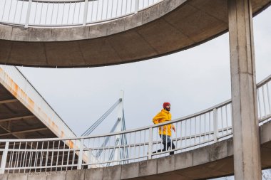 Spor giyim sektöründe aktif bir adamın sabah koşusuna çıkışının düşük açılı görüntüsü.