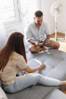 Güzel, genç ve aşık bir çift evde birlikte vakit geçirip domino oynuyorlar.