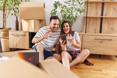 Güzel bir çift yeni evine taşınırken arkadaşlarıyla görüntülü görüşme yapıyor.