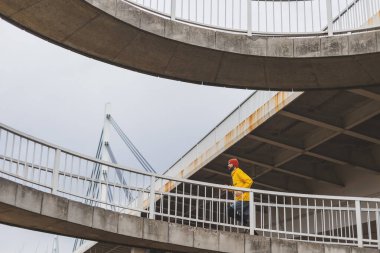 Spor giyim sektöründe aktif bir adamın sabah koşusuna çıkışının düşük açılı görüntüsü.