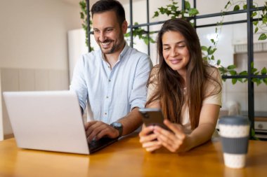Birbirine aşık çiftler evde vakit geçirmekten zevk alırlar, içerler kahve içerler, internette dolaşırlar dizüstü bilgisayar ve akıllı telefon kullanırlar.