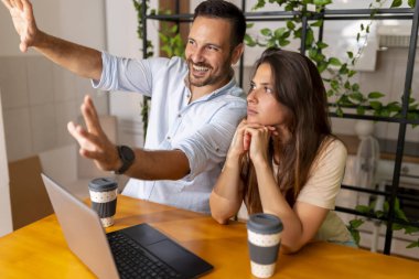 Modern bir ofiste birlikte çalışırken iş arkadaşları sabah brifingi veriyor.