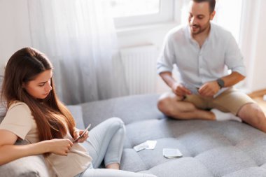 Güzel, genç ve aşık bir çift evde vakit geçirip kart oynayarak eğleniyor.