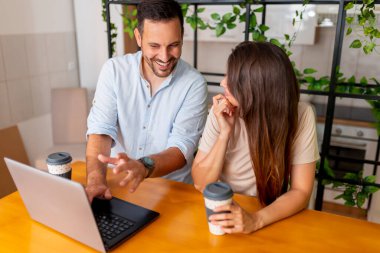 Modern bir ofiste birlikte çalışırken iş arkadaşları sabah brifingi veriyor.