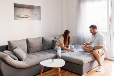 Güzel, genç ve aşık bir çift evde birlikte vakit geçirip domino oynuyorlar.