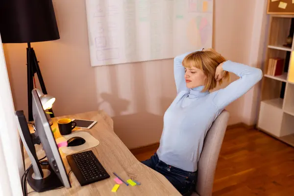 Mujer Estirándose Mientras Está Sentada Escritorio Oficina Del Hogar Cansada —  Fotos de Stock
