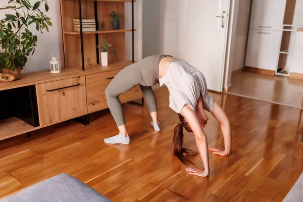 Aktif Formda Genç Bir Kadın Evde Yoga Yaparken Köprü Pozu — Stok fotoğraf