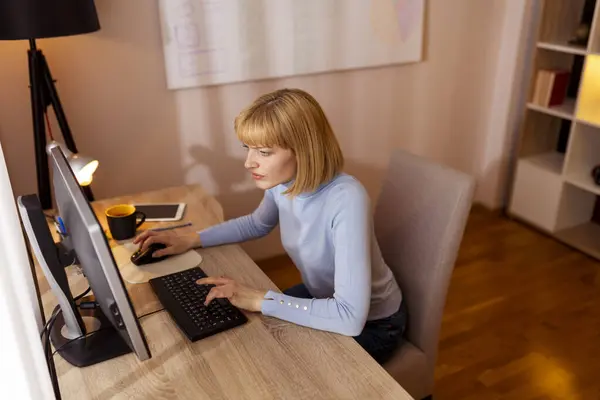 Mujer Que Trabaja Una Oficina Sentada Escritorio Estresada Agotada Mientras —  Fotos de Stock