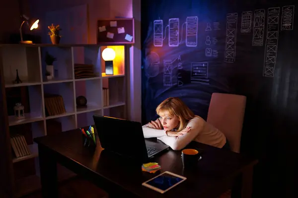 Masasına Yaslanan Bir Kadın Gece Geç Saatlerde Dizüstü Bilgisayar Kullanarak — Stok fotoğraf