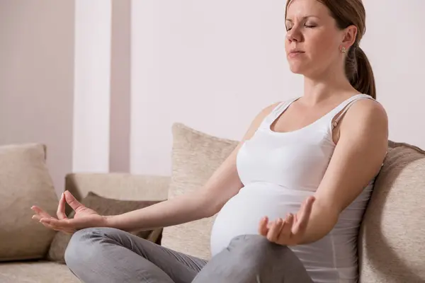 Kobieta Ciąży Medytuje Podczas Siedzenia Pozycji Lotosu — Zdjęcie stockowe