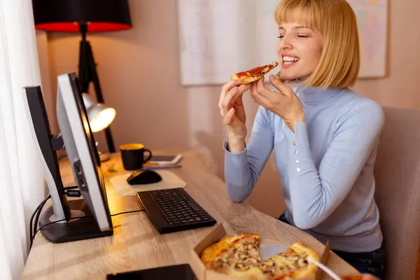 Mujer Sentada Escritorio Oficina Del Hogar Comiendo Pizza Mientras Trabaja —  Fotos de Stock