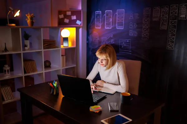 Ofisteki Masasında Oturan Bir Kadın Online Kurs Alırken Ajandasında Yazıyor — Stok fotoğraf