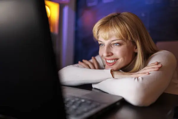Hermosa Joven Que Tiene Videollamada Usando Computadora Portátil Mientras Trabaja —  Fotos de Stock