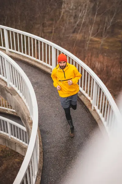 Vista Ángulo Alto Hombre Activo Corriendo Ruta Del Puente Como — Foto de Stock