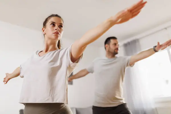 Genç Çift Evde Birlikte Çalışıyor Sabah Egzersizi Olarak Yoga Yapıyorlar — Stok fotoğraf