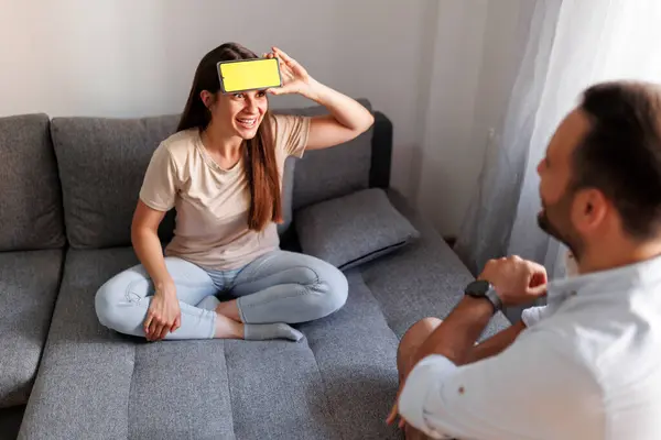 Çift Evde Kelime Tahmin Oyunu Oynayıp Akıllı Bir Telefon Uygulamasından — Stok fotoğraf