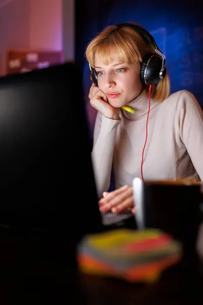 Mujer Sentada Escritorio Oficina Del Hogar Trabajando Hasta Tarde Noche —  Fotos de Stock