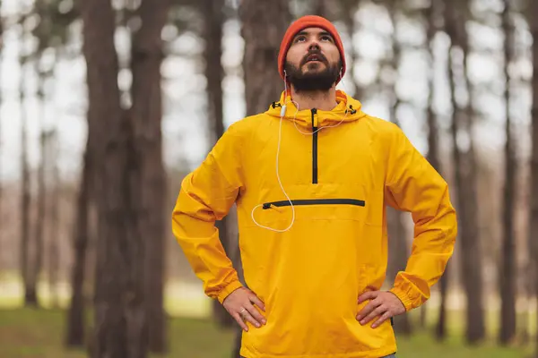 Hombre Activo Corriendo Parque Por Mañana Día Nublado Otoño Tomando — Foto de Stock