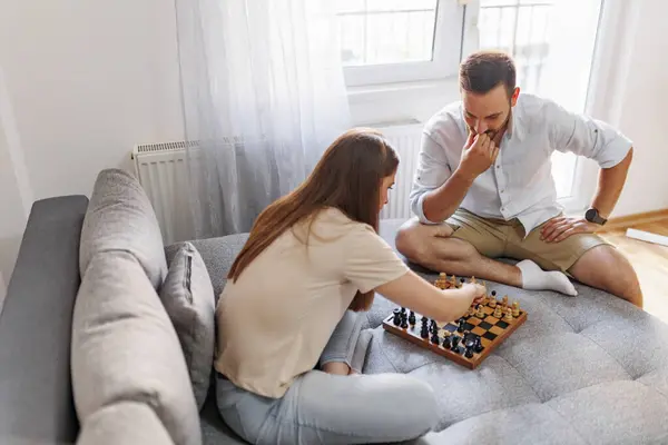 Aşık Bir Çift Oturma Odasında Kanepede Oturup Satranç Oynayarak Evde — Stok fotoğraf