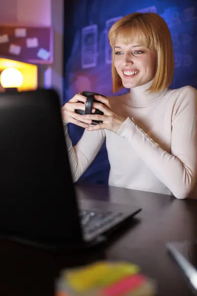 Mujer Sentada Escritorio Oficina Del Hogar Bebiendo Café Usando Computadora —  Fotos de Stock