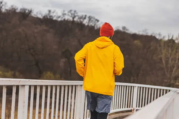 Homem Ativo Correndo Caminho Ponte Como Parte Rotina Diária Exercícios — Fotografia de Stock