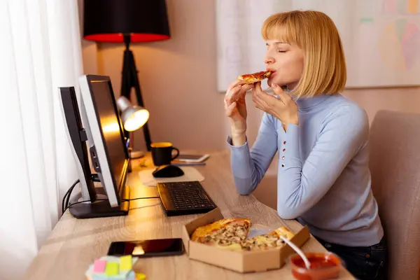 Mujer Sentada Escritorio Una Oficina Almorzando Comiendo Pizza —  Fotos de Stock