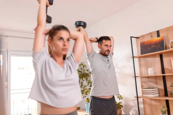 Paar Trainiert Hause Trizepsübungen Mit Kurzhanteln — Stockfoto