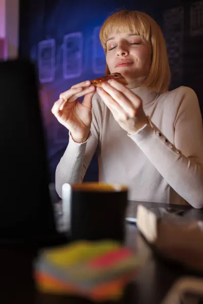 Beautiful Young Woman Sitting Her Desk Home Office Eating Pizza — Stock Photo, Image