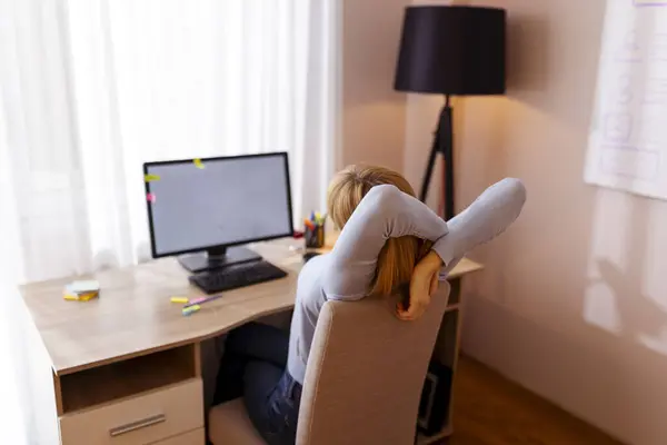 Ofisteki Masasında Uzanan Bir Kadın Fazla Mesai Yaparken Yorgun — Stok fotoğraf