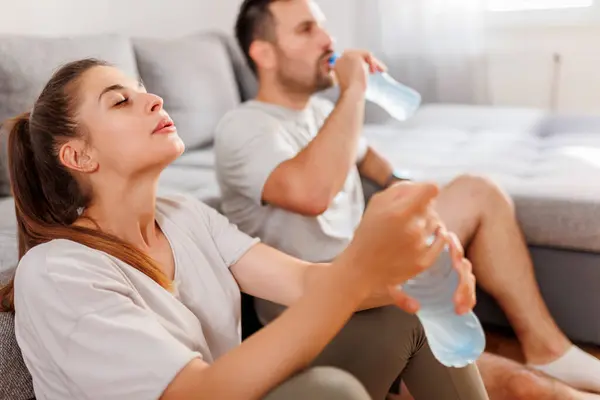 Couple Taking Break While Exercising Together Home Drinking Water Getting — Stock Photo, Image