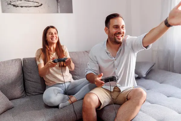 Mutlu Çift Evde Boş Zamanlarını Geçirirken Video Oyunu Oynayarak Eğleniyor — Stok fotoğraf