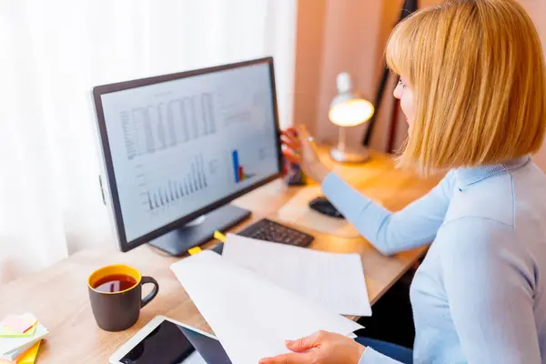 Female Entrepreneur Reviewing Finance Status Bank Statements Statistics Doing Paperwork — Stock Photo, Image