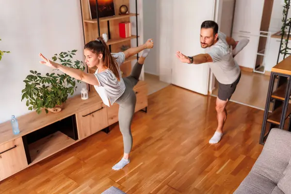 Genç Bir Çiftin Evde Birlikte Çalışıp Yoga Yaparak Sabah Egzersizi — Stok fotoğraf