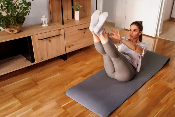Spor Giyimli Aktif Genç Bir Kadın Evde Yoga Yapıyor Yoga — Stok fotoğraf