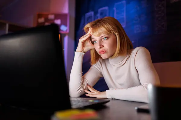 Donna Stressata Mentre Lavorava Fino Tardi Ufficio Utilizzando Computer Portatile — Foto Stock