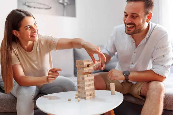 Neşeli Genç Çift Dengeyi Sağlamak Için Evlerinde Bilanço Oyunu Oynayarak — Stok fotoğraf