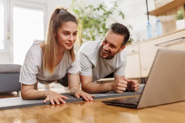 Ζευγάρι Που Εργάζονται Έξω Μαζί Στο Σπίτι Κάνοντας Online Μάθημα — Φωτογραφία Αρχείου