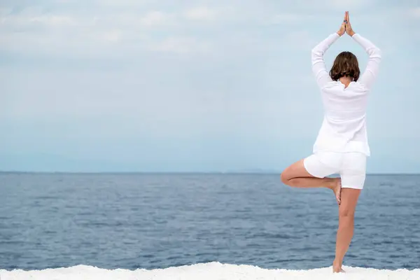 Junge Frau Praktiziert Yoga Der Nähe Des Marmorstrandes Auf Der — Stockfoto