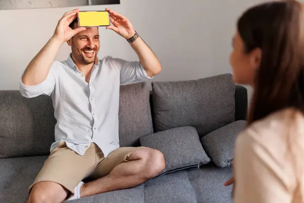 Çift Evde Sessiz Sinema Oynayarak Eğleniyor Akıllı Bir Telefon Uygulamasından — Stok fotoğraf