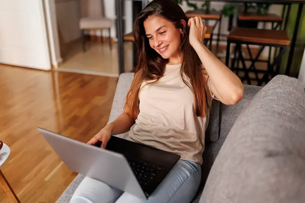 Mooie Jonge Vrouw Liggend Bank Met Laptop Haar Schoot Lachen — Stockfoto