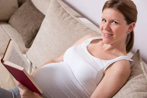 Beautiful Pregnant Woman Sitting Couch Living Room Reading Book — Stock Photo, Image