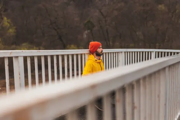 Jovem Ativo Agachando Inclinando Cerca Ponte Enquanto Faz Uma Pausa — Fotografia de Stock